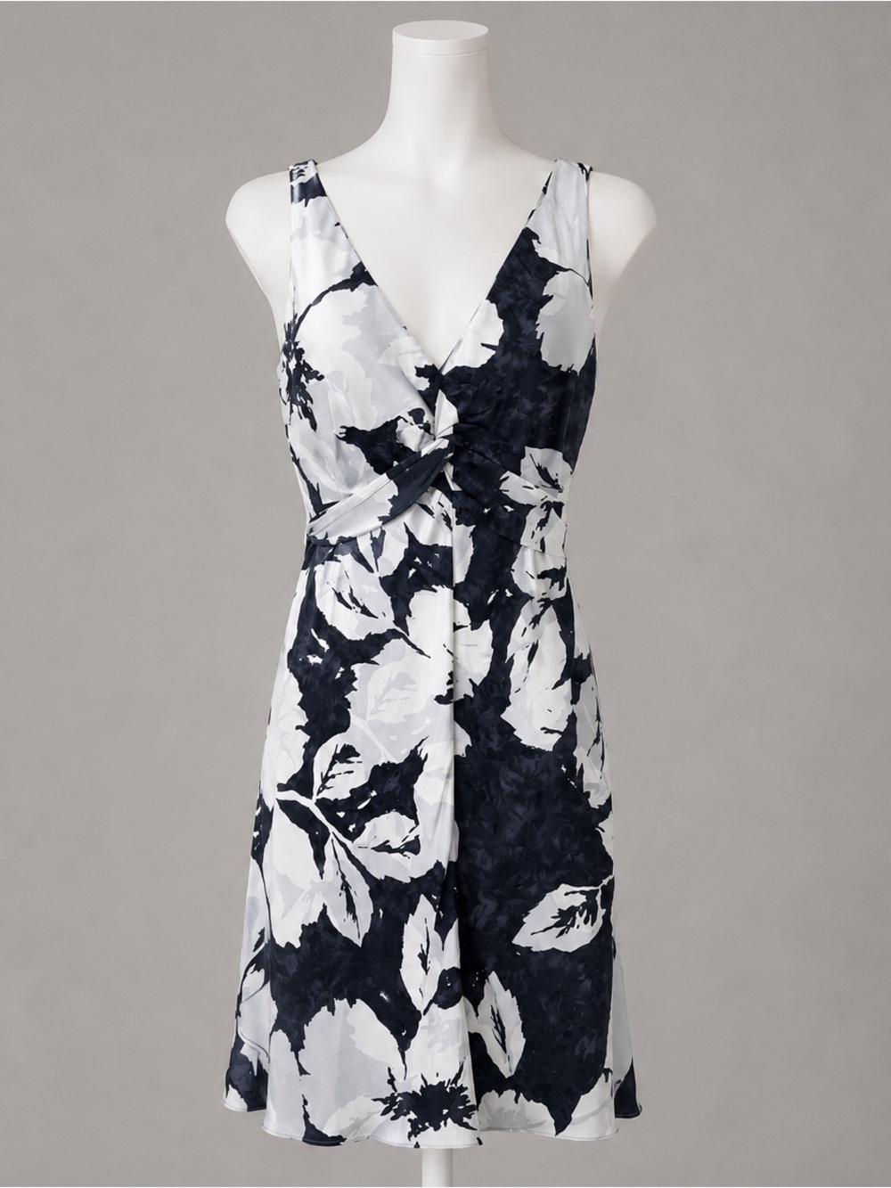 BCBG Maxazria 100% Silk Floral Tie Open Back Midi Dress Navy White Size 8 Formal